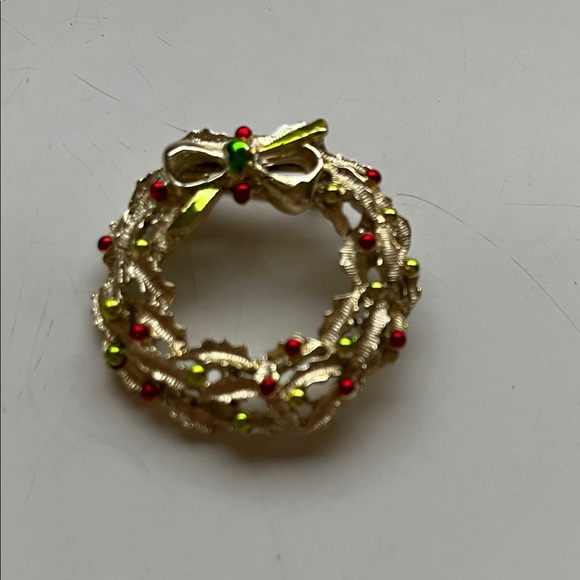 no brand Jewelry - Festive Gold Wreath Brooch with Red and Green Accents